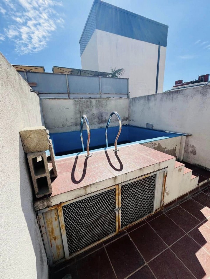 DEPARTAMENTO EN TRIPLEX CENTRO CON ESCRITURA COCHERA PILE Y BALCON PROPIO