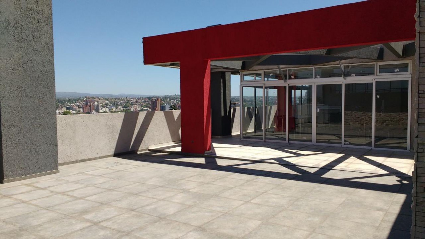 DEPARTAMENTO CON BALCON PILETA Y COCHERA