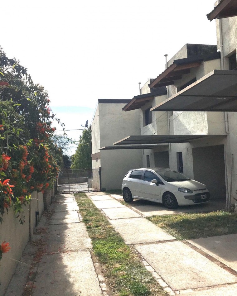 DUPLEX 2 DOR 1 BAÑO PATIO COCHERA PROPIA NO PAGA EXPENSAS 