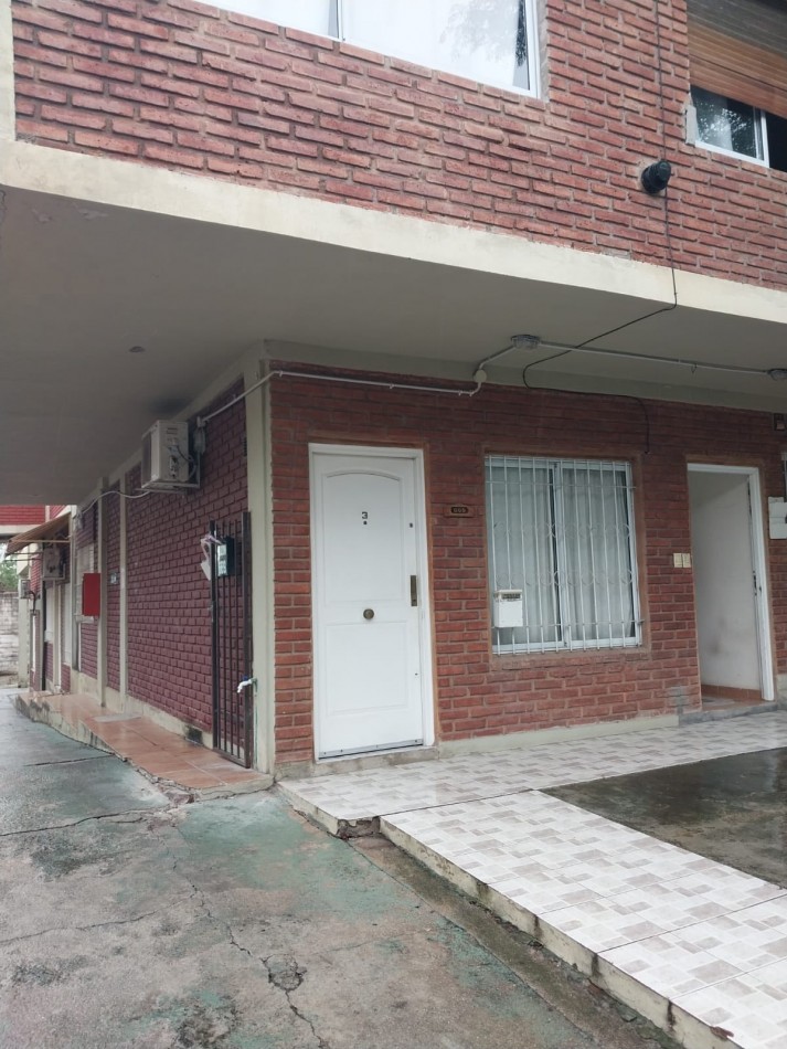 DEPARTAMENTO A LA CALLE CON COCHERA