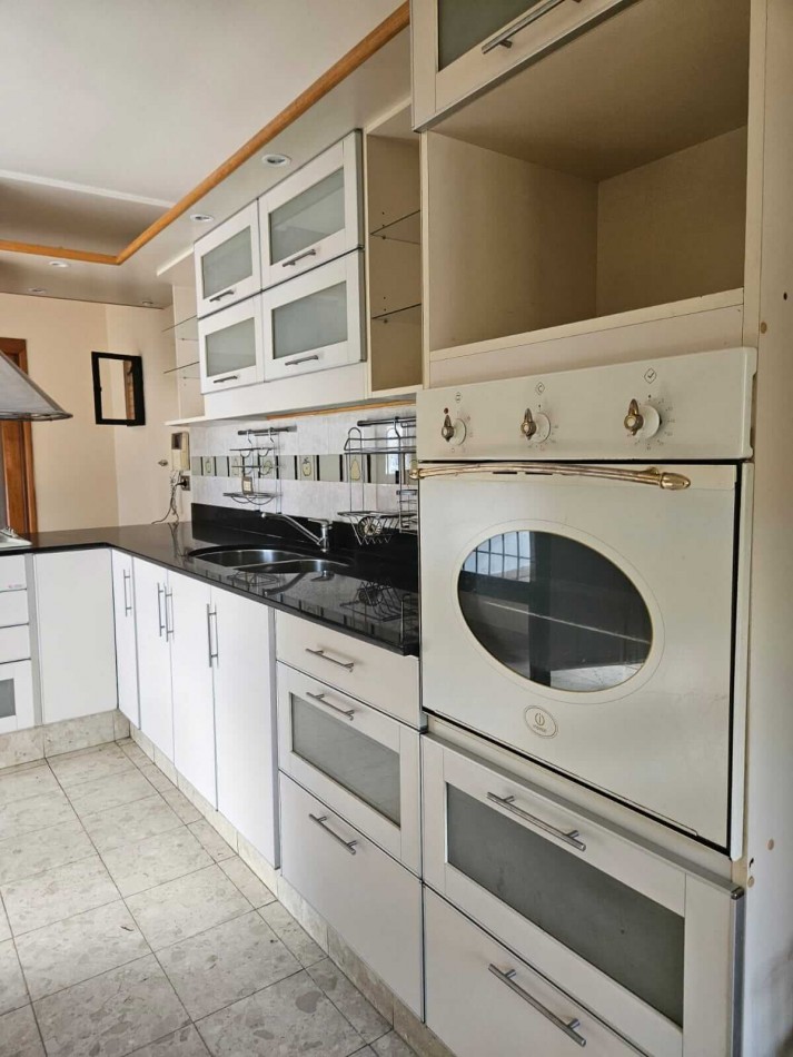 Casa en VENTA a 5 cuadras del centro - villa carlos paz 3 dormitorios + oficina/consultorio indep