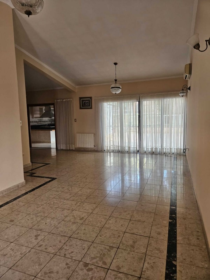 Casa en VENTA a 5 cuadras del centro - villa carlos paz 3 dormitorios + oficina/consultorio indep