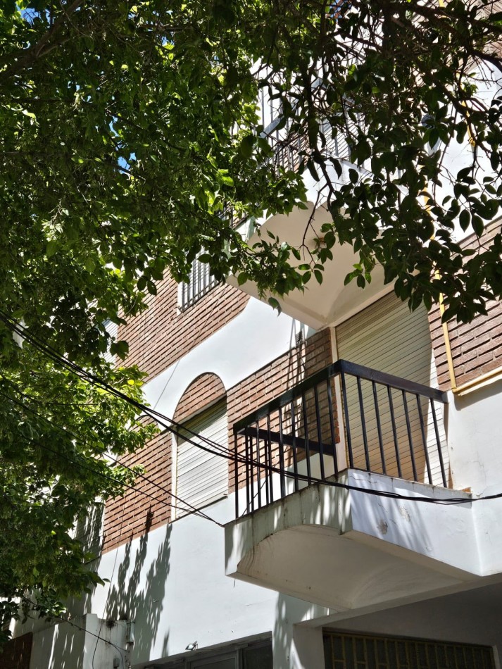 DEPARTAMENTO CON BALCON A LA CALLE 