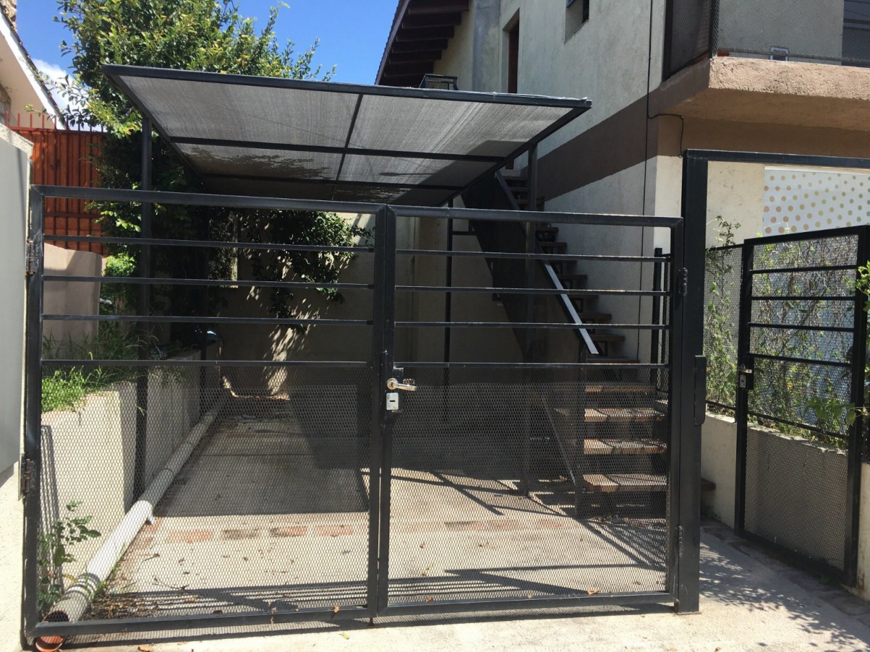 DEPARTAMENTO  A LA CALLE CON BALCON Y COCHERA