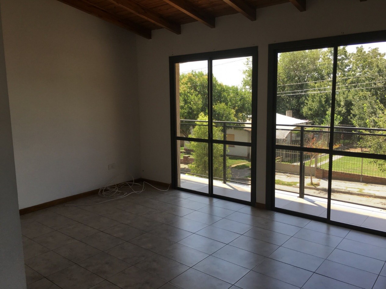 DEPARTAMENTO  A LA CALLE CON BALCON Y COCHERA