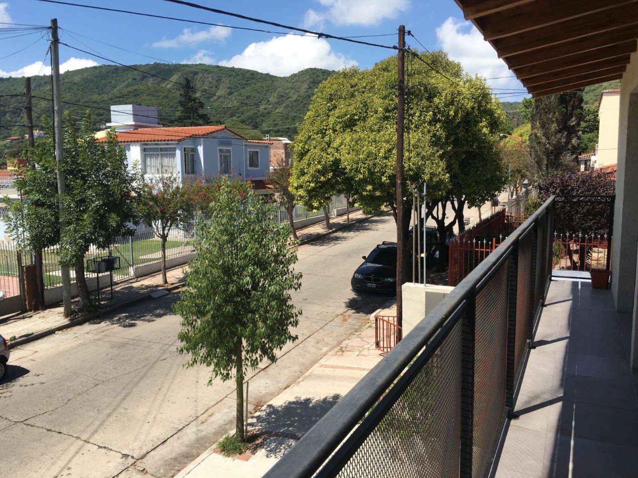 DEPARTAMENTO  A LA CALLE CON BALCON Y COCHERA