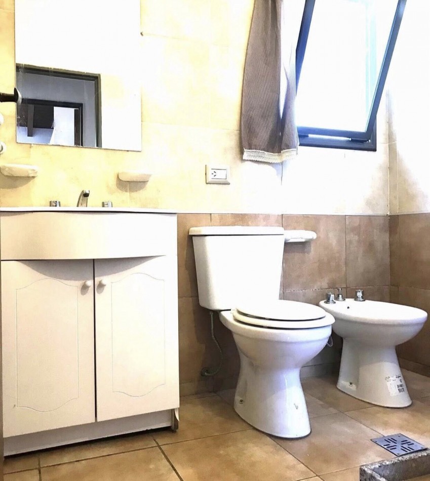 DEPARTAMENTO  A LA CALLE CON BALCON Y COCHERA