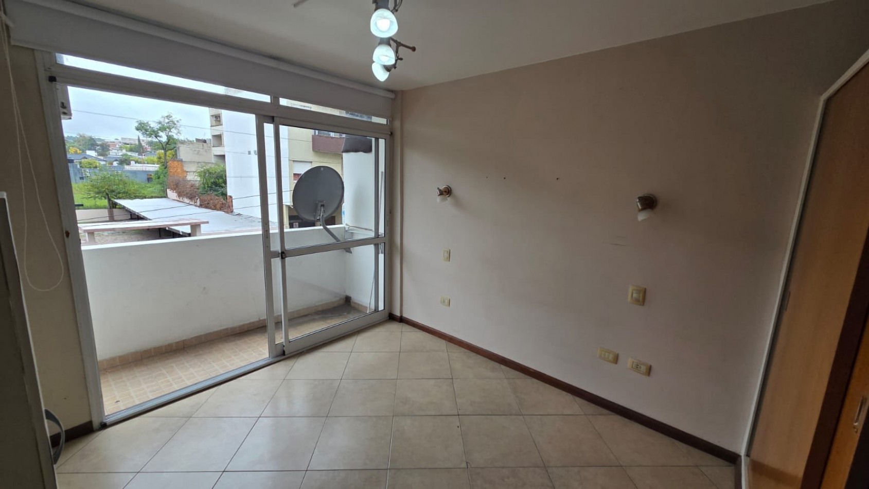 DEPARTAMENTO CON BALCON A LA CALLE PILE COCHERA