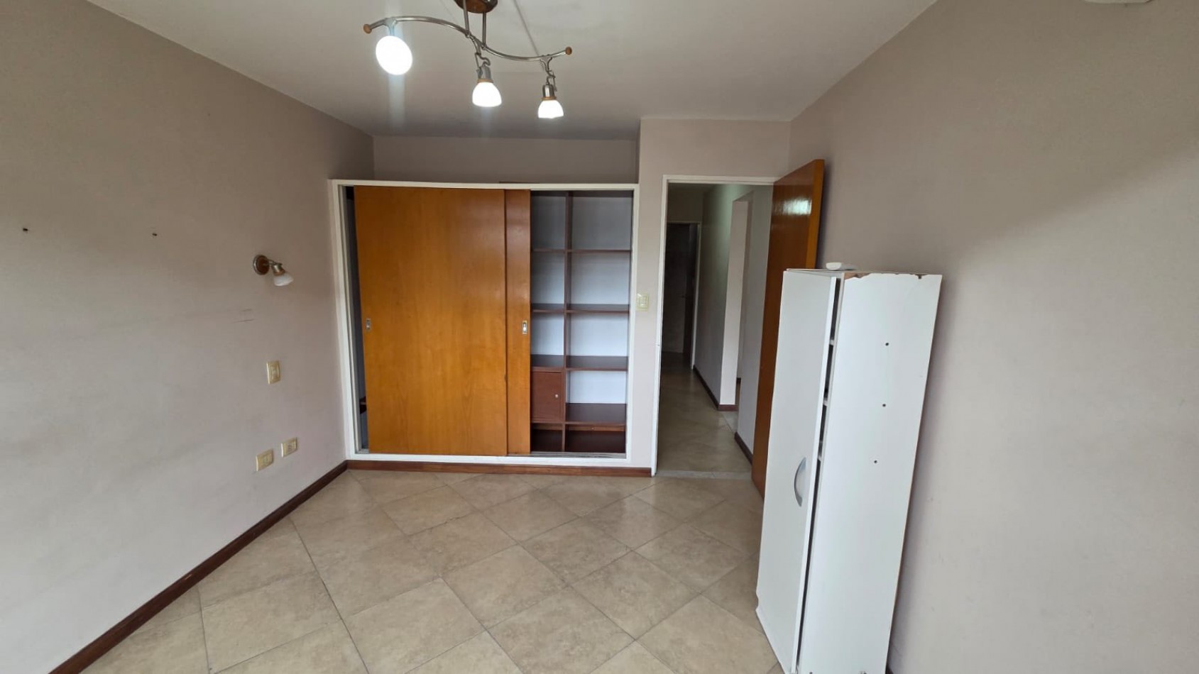 DEPARTAMENTO CON BALCON A LA CALLE PILE COCHERA