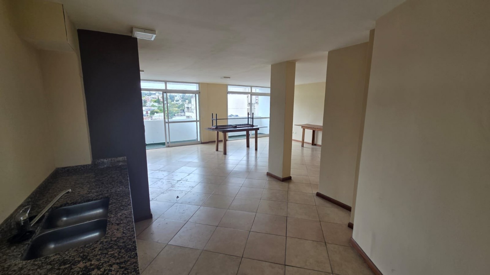 DEPARTAMENTO CON BALCON A LA CALLE PILE COCHERA