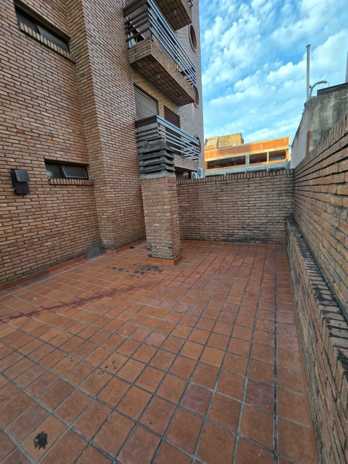 DEPARTAMENTO CON TERRAZA PROPIA 