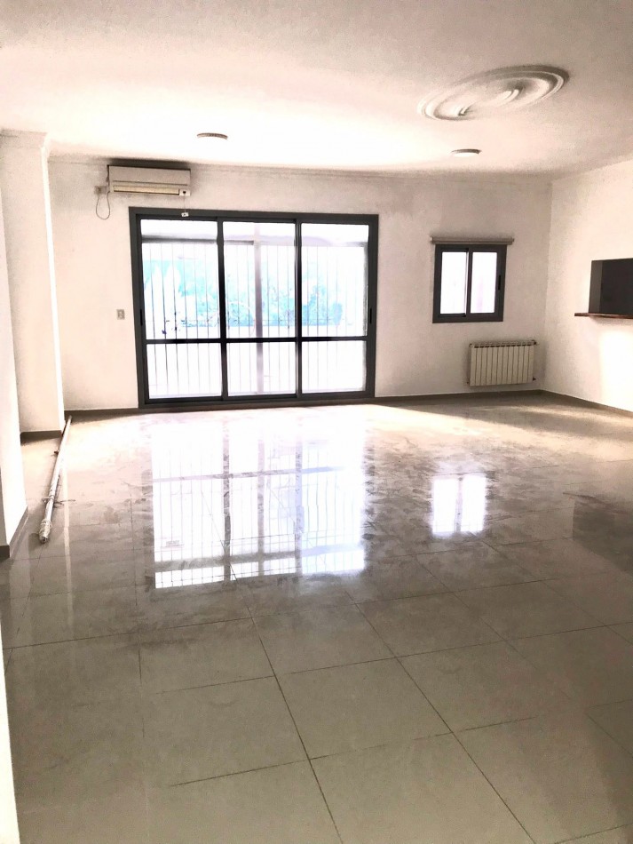DEPARTAMENTO DE 200M CUB CON 200M DE PATIO PLENO CENTRO ACEPTO VEHICULOS 