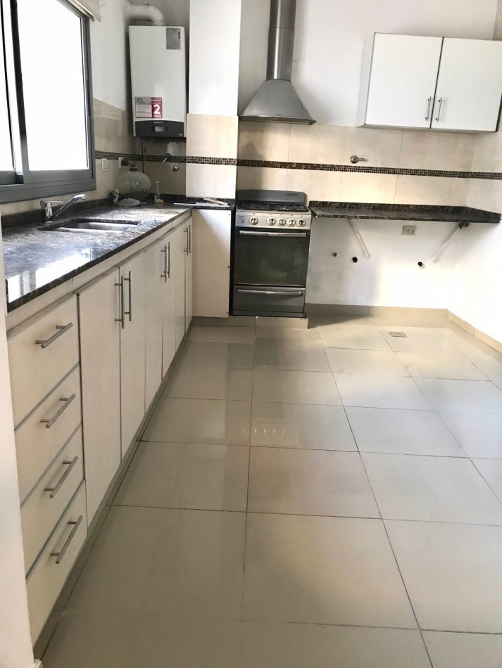 DEPARTAMENTO DE 200M CUB CON 200M DE PATIO PLENO CENTRO ACEPTO VEHICULOS 