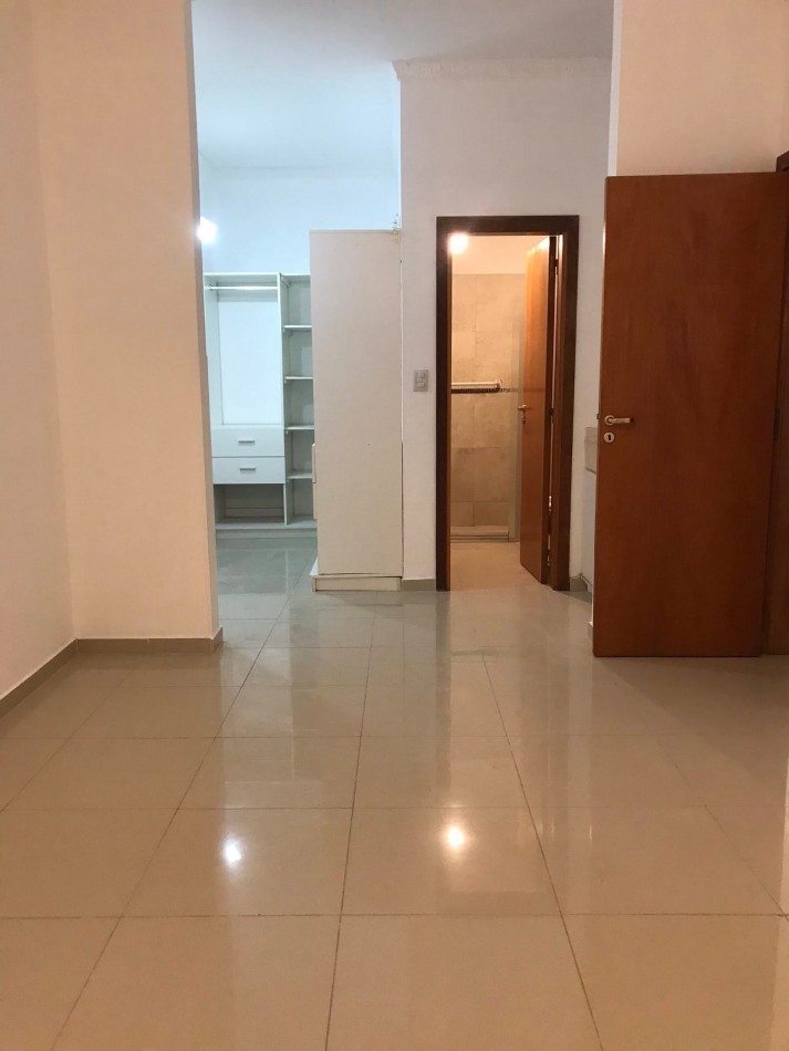 DEPARTAMENTO DE 200M CUB CON 200M DE PATIO PLENO CENTRO ACEPTO VEHICULOS 
