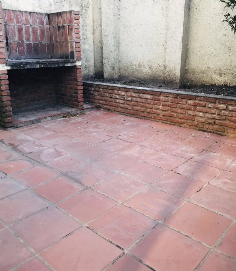 DEPARTAMENTO CON PATIO Y COCCHERA PROPIA 