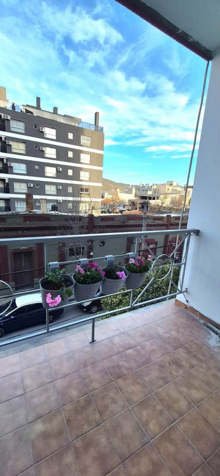 DEPARTAMENTO CON BALCON FRENTE 