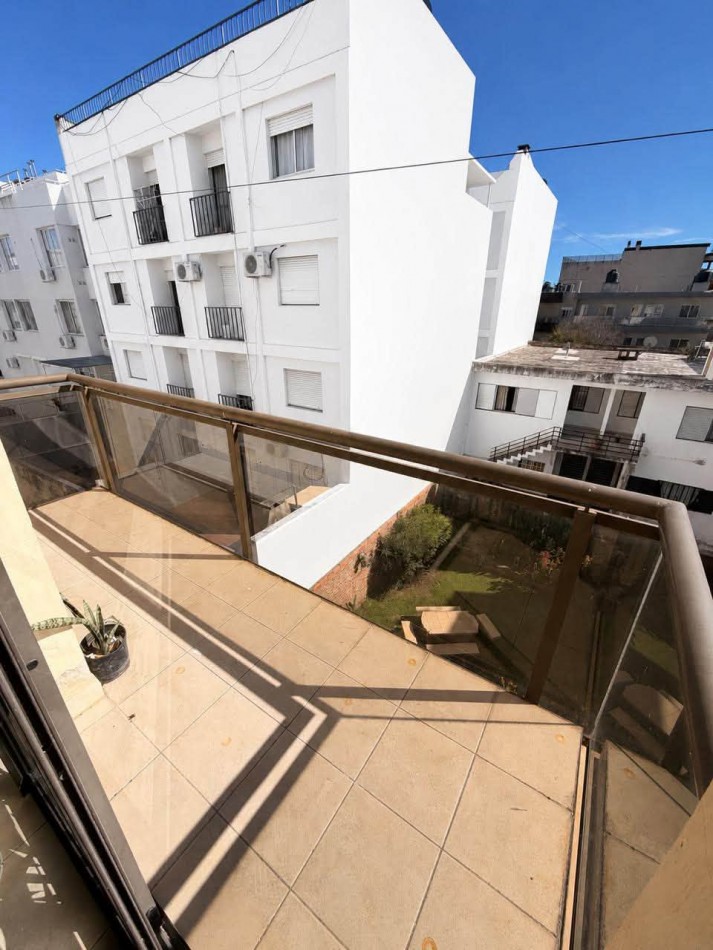 DEPARTAMENTO CON BALCON CENTRICO