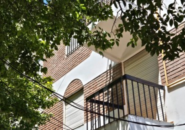 DEPARTAMENTO CON BALCON A LA CALLE 